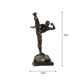 Dimensions de la statue Bruce Lee : 26 cm de haut, base de 15 cm