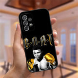 Coque Samsung Galaxy S Mohamed Ali, lettrage gothique doré G.O.A.T. au-dessus d'un portrait noir et blanc aux gants dorés