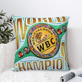 Housse de coussin WBC posée sur un canapé, ceinture de champion verte et dorée
