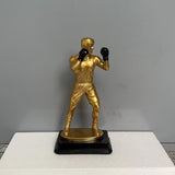Statue de boxeur réaliste, finition or, gants noirs