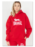 Sweat et jogging Lonsdale - couleur rouge - porté par une jolie femme