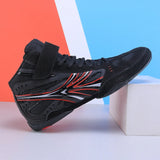 Chaussure de boxe noire et rouge à sangle scratch, vue de trois quarts