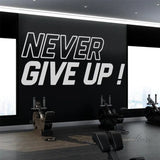 Sticker mural Never Give Up en vinyle sur mur clair