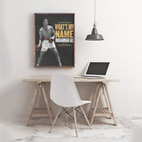 Tableau affiche Mohamed Ali What's my name, titre en lettres dorees sur fond noir, vue rapprochee de la toile