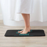 Tapis gant de boxe turquoise sous les pieds nus, sortie de douche