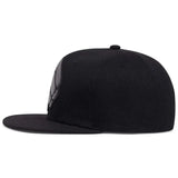 Casquette poing de boxe de profil, visière plate de 7 cm