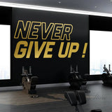 Sticker mural Never Give Up en lettres italiques dorées