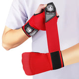 Sous-gants de boxe en gel rouges, sangle velcro déroulée autour du poignet