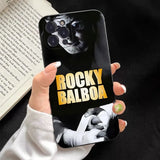 Coque iPhone Rocky Balboa, lettrage doré ROCKY BALBOA sur fond noir, visage en noir et blanc en haut et mains bandées en bas