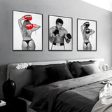 Tableau photographie de nu de dos en noir et blanc, gants de boxe releves derriere la tete, accroche dans une entree