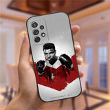 Coque Samsung Galaxy A Mohamed Ali, portrait illustré en garde sur fond gris clair et chevron rouge, nom en capitales en bas