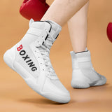 Chaussures de boxe blanches portées, appui sur la pointe du pied
