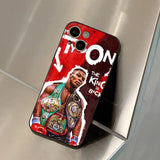 Coque iPhone Mike Tyson, fond rouge, lettrage MIKE TYSON en capitales blanches et mention The King is Back, trois ceintures au premier plan