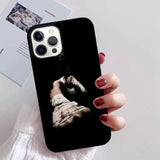 Coque boxe iPhone, visuel boxeur en garde : débardeur blanc et bandes tachées de rouge, en contre-plongée sur fond noir