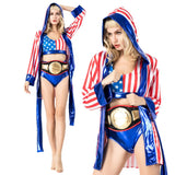 Ensemble de boxeuse USA porté : peignoir rayé, brassière drapeau, short bleu et ceinture dorée