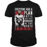 T-shirt de boxe bleu marine Mike Tyson, citation Everyone has a plan et photo tramée sur bloc rouge