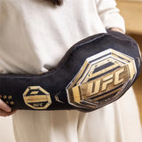 Coussin ceinture UFC posé sur un canapé clair
