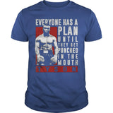 T-shirt de boxe bleu roi Mike Tyson, citation Everyone has a plan et photo tramée sur bloc rouge