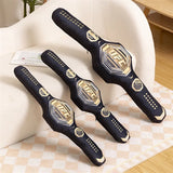 Coussins ceinture UFC en peluche noir et or, plusieurs longueurs alignées sur un fauteuil