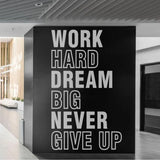 Sticker Work Hard Dream Big Never Give Up en vinyle blanc sur mur foncé