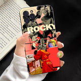 Coque iPhone Rocky Balboa, collage de scènes en teintes rouge et sépia surmonté du lettrage ROCKY