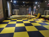 Tapis puzzle tatami EVA jaune et noir posé au sol