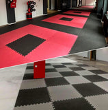 Tapis puzzle EVA réversible posé au sol en dojo