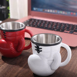 Tasses en forme de gant de boxe rouge et blanche posées sur un bureau, godet intérieur en acier