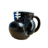 Tasse gant de boxe noire, lacets et bord de manchette blancs