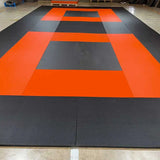 Surface de tatamis paille de riz noirs et orange, calepinage avec bordure noire