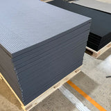 Palette de tatamis paille de riz gris anthracite et noirs empilés en entrepôt