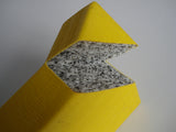 Coupe d'angle d'un tatami paille de riz jaune : peau vinyle et âme en mousse agglomérée