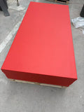 Pile de tatamis vinyle lisse rouges sur palette bois, face vinyle vers le haut