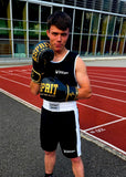 Tenue de boxe anglaise amateur Esprit Boxe portée sur piste, débardeur et short noirs