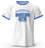 T-shirt ringer Kamogawa Boxing Gym blanc et bleu roi, lettrage collège vieilli EST. 1969