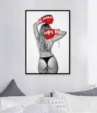 Tableau photographie de nu de dos en noir et blanc, gants de boxe releves derriere la tete, affiche dans un salon