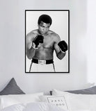 Tableau photographie de nu de dos en noir et blanc, gants de boxe releves derriere la tete, vue rapprochee de la toile