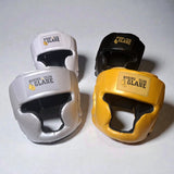 Quatre casques de boxe personnalisés au logo du Boxing Club Glâne, coloris blanc, noir, argent et or