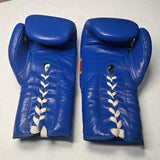 Gants de boxe à lacets Congo, vue du laçage blanc, cuir bleu véritable