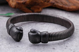 Bracelet jonc boxe en acier : détail des nervures du corps du jonc