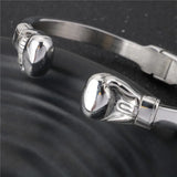 Bracelet jonc gant de boxe en acier, vue rapprochée