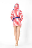Ensemble de boxeuse USA vu de dos, peignoir rayé rouge et blanc à capuche