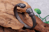 Bracelet jonc boxe en acier : détail de l'ouverture entre les deux gants