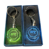 Porte-clés lumineux UFC en cristal, LED verte et bleue, logo et grillage gravés au laser