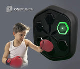 Machine de boxe musicale ONEPUNCH utilisée par un enfant