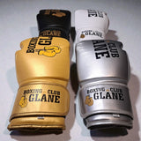 Gants de boxe personnalisés aux couleurs d'un club de boxe, or, argent, noir et blanc avec logo