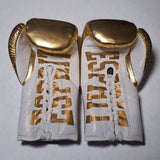Gants de compétition Esprit Boxe à lacets, coloris or et blanc, vue de la paume