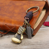 Porte-clés gant de boxe bronze et cuir, vue de détail du gant patiné