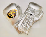 Gants de boxe No Boxing No Life argent, vue arrière poignet embossé