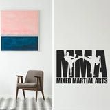 Sticker mural MMA à côté d'un fauteuil gris